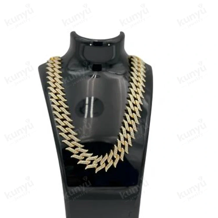 „Iced Out“ hiphopo karoliai „Iced Out“ hiphopo karoliai